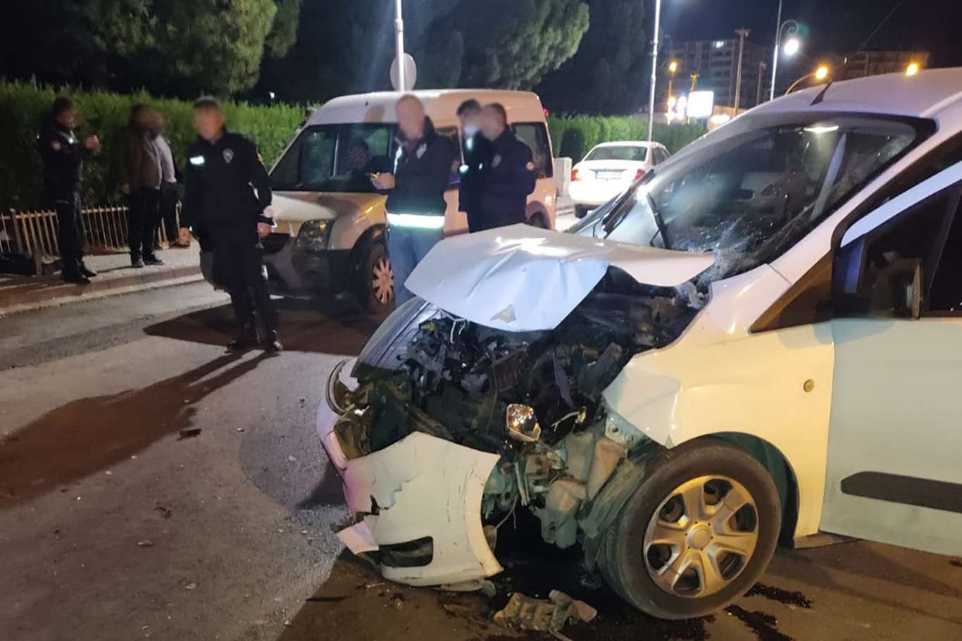 "Dur" ihtarına uymayan alkollü sürücü ekip aracına çarptı: 3 polis yaralandı
